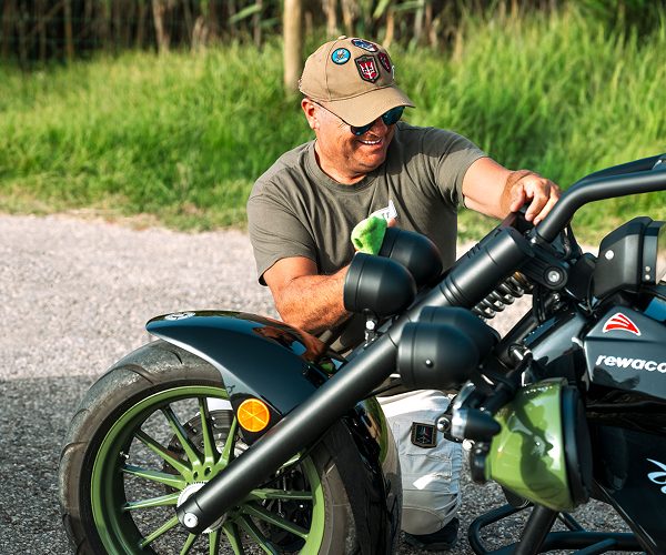 Mann poliert sein rewaco Trike